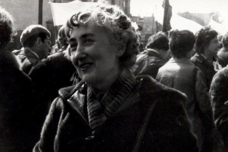 Maria Jaczynowska przed gmachem rektoratu UMK; Toruń, 1.05.1979 (Fotokronika IHiA) 